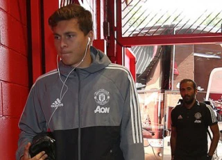 Bạn gái Lindelof xù lông vì người yêu bị Mourinho cho ra rìa