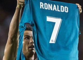 C. Ronaldo giơ áo giống Messi, trêu ngươi fan Barca