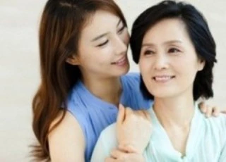 Chết cười với màn làm cá của cô con dâu tương lai ngày đầu ra mắt