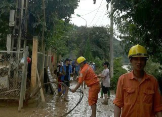 Lũ thượng nguồn đang lên, nhà đèn lo "vắt chân lên cổ"