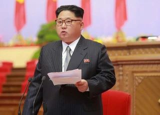 Trump bất ngờ khen Kim Jong-un "khôn ngoan, sáng suốt"