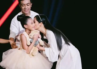 Diva Hồng Nhung 'làm nền' cho thí sinh nhí múa ballet