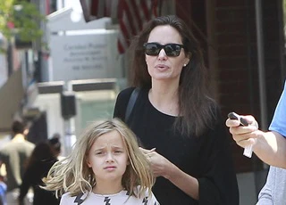 Hai con gái ruột của Angelina Jolie mặc đồ tomboy đi mua sắm với mẹ