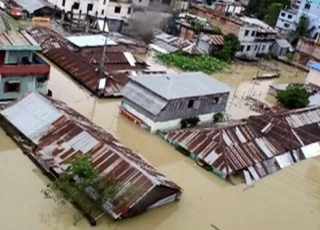 Hai thiếu niên Bangladesh bị lũ cuốn khi mải chụp ảnh "tự sướng"