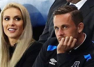 Hậu trường sân cỏ 19/8: Bồ Sigurdsson ghi điểm với fan Everton