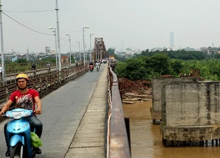 Ngôi nhà kì lạ, được quây bằng 5.000 bao cát giữa Thủ đô