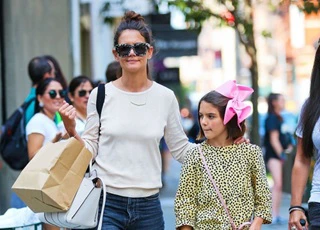 Suri đeo nơ 'khủng' trên đầu xuất hiện cùng mẹ Katie Holmes