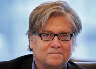 Trump sa thải chiến lược gia trưởng Steve Bannon