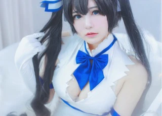 Cosplay Hestia cực dễ thương trong light novel nổi tiếng DanMachi