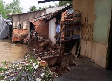 Đang ngồi ăn cơm, bất ngờ 3 mẹ con cùng nhà "tuột" xuống sông