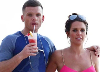 Hậu trường sân cỏ 22/8: Cựu WAG Danielle Lloyd bị phát tán "ảnh nóng"