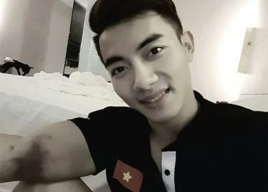 Hot boy Phước Hưng vén áo để lộ vết thương ở bắp tay sau khi giành huy chương