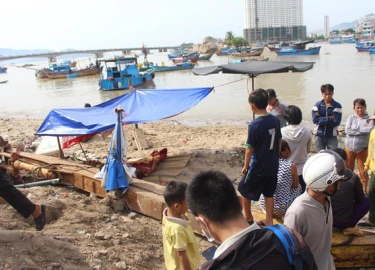 Mẹ gào khóc trước thi thể con trai trôi trên Vịnh Nha Trang