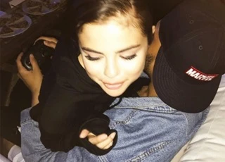 Selena Gomez nũng nịu trong vòng tay The Weeknd