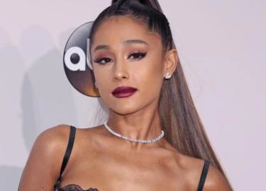 Cục Nghệ thuật Biểu diễn nói về tin Ariana Grande bị cấm diễn vì trang phục phản cảm