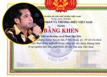 Giải trình việc xét tặng bằng khen cho ca sỹ Ngọc Sơn trước 25.8