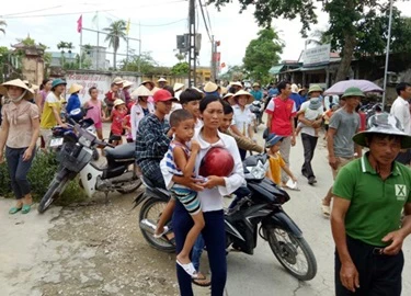 Hàng trăm phụ huynh kéo đến ủy ban xã phản đối sáp nhập trường