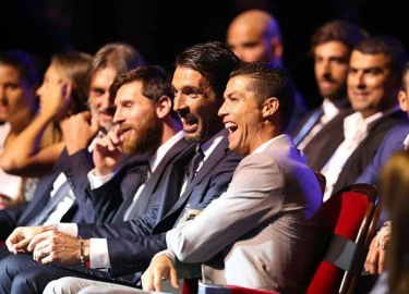 Ramos cười bí hiểm nhìn C. Ronaldo bắt tay Messi