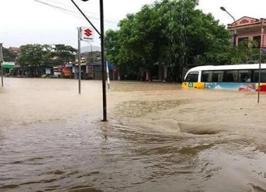 Tuyên Quang: Nước ngập gần nửa thân xe ô tô trên quốc lộ 2C