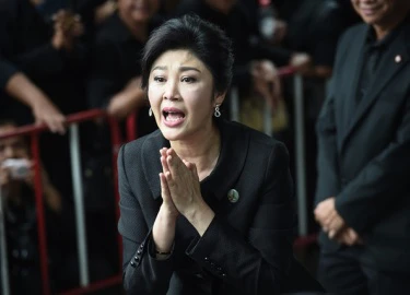 Bà Yingluck bỏ điện thoại và xe riêng trước khi chạy trốn