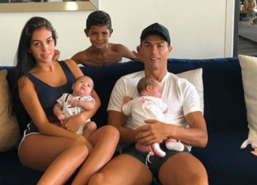 C. Ronaldo và bạn gái khoe ảnh bế cặp song sinh