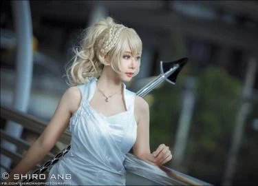 Cosplay nàng công chúa Lunafreya bạc mệnh trong Final Fantasy XV