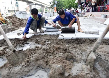 Hà Nội lát vỉa hè bằng đá truyền thống tuổi thọ 70 năm