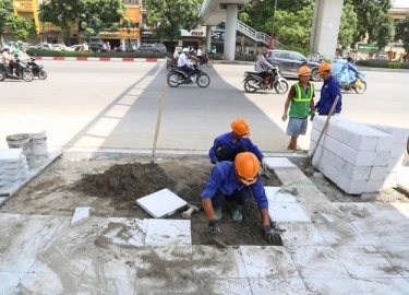 Hà Nội 'thay áo mới' hàng loạt vỉa hè