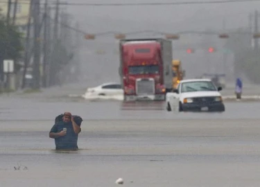 Hỗn loạn khi bão Harvey trút 34 tỷ m3 nước xuống Texas