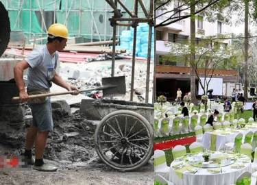 Tốt nghiệp loại giỏi nhưng lại làm phụ hồ khiến bạn bè chê cười ai ngờ lúc đi họp lớp...