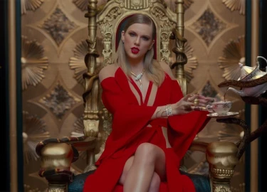 Trang phục đắt đỏ của 'nữ hoàng rắn' Taylor Swift