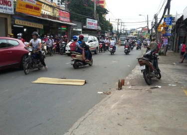 Va chạm với xe tải, hai người tử nạn ở quận vùng ven Sài Gòn