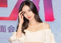 Angelababy lộ dáng gầy vì chuộng trang phục hở cổ sâu