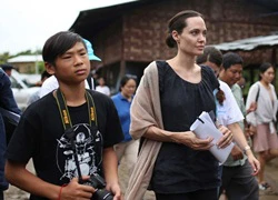 Các con theo Angelina Jolie đi làm từ thiện từ châu Á tới châu Phi