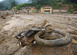 Hàng loạt xe máy biến dạng trong bùn đất sau lũ ở Yên Bái