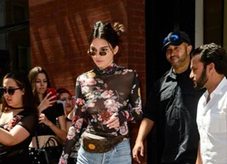 Kendall Jenner gây náo loạn trên phố với mốt không bra