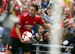 Matic đá bóng vào mặt fan nữ ở trận ra mắt MU