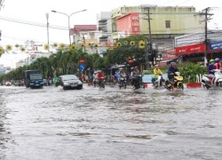 Mưa lớn, nhiều tuyến đường TP Bạc Liêu ngập nặng