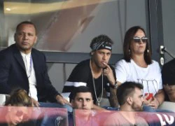 Neymar nhí nhảnh bên cạnh cha chứng kiến đồng đội giành chiến thắng