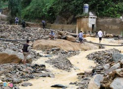 Yên Bái: Người đàn ông bị lũ cuốn 600m gào khóc tìm vợ con