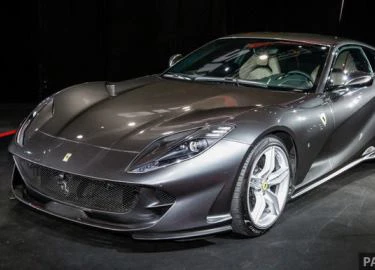 Ferrari 812 Superfast giá chưa thuế "chỉ" 8,38 tỷ đồng