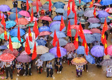 Học sinh vùng lũ Mù Cang Chải đội mưa đón khai giảng