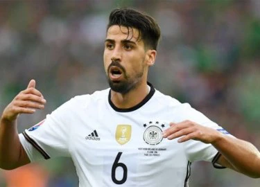 Khedira mua 1.200 vé vòng loại World Cup cho trẻ em khuyết tật