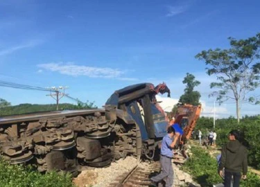 Máy xúc đất 'tông' tàu hỏa, 2 người bị thương, trăm hành khách hú vía