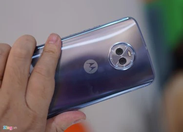 Moto X4: Smartphone tầm trung nhiều tính năng