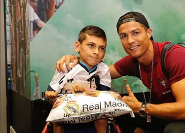 Ronaldo thăm fan cuồng tại Hungary