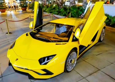 Lamborghini Aventador S hơn 40 tỷ lần đầu xuống phố Sài Gòn