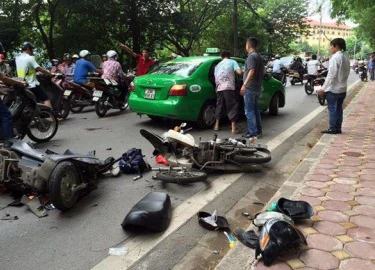 Tai nạn liên hoàn gần công viên Bách Thảo, 2 người bị thương