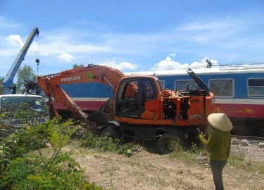 Tạm giữ, điều tra tài xế lái máy xúc vụ lật tàu tại Quảng Bình