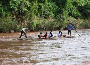 Thầy trò chèo bè qua sông đi khai giảng